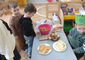 Dzieci częstują się słodyczami.