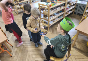 Dzieci częstują się słodyczami.