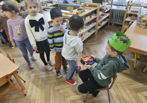 Dzieci częstują się słodyczami.