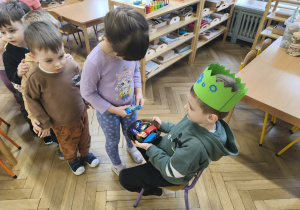 Dzieci częstują się słodyczami.