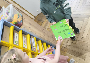 Chłopiec otrzymuje książeczkę z laurkami.