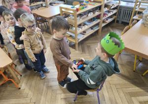 Dzieci częstują się słodyczami.