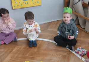 Chłopiec układa swoją linie życia z korali.