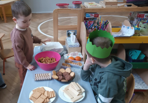 Dzieci częstują się słodyczami.