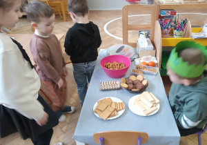 Dzieci częstują się słodyczami.