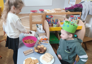 Dzieci częstują się słodyczami.