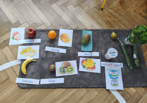 Na zdjęciu widzimy owoce i warzywa potrzebne do przygotowania koktajlu.