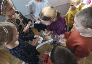 Na zdjęciu widzimy dzieci, które połączyły się w grupę z tą samą ilustracją.