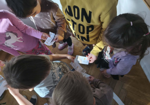 Na zdjęciu widzimy dzieci, które połączyły się w grupę z tą samą ilustracją.