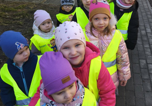 Na zdjęciu widzimy grupkę dzieci, które idą na spacer szukając źródeł dymu.