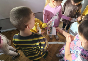 Na zdjęciu widzimy dzieci, które połączyły się w grupę z tą samą ilustracją.