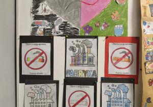 Na zdjęciu widzimy plakat wykonany przez dzieci oraz inne prace plastyczne.