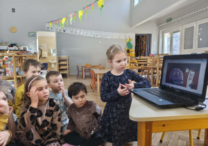 Na zdjęciu widzimy dzieci, które oglądają bajkę "Ogar i Rogal - Weź nie truj".