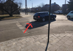 Na zdjęciu widzimy samochód, z którego z rury wydechowej wydobywa się dym.