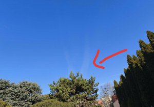 Na zdjęciu widzimy niebo, na którym dzieci zauważyły dym po samolocie.