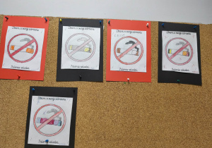 Na zdjęciu widzimy prace wykonane przez dzieci - znak zakazu palenia.