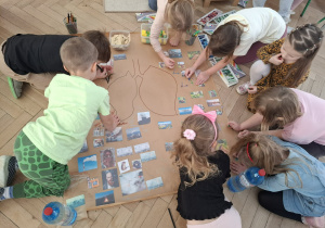 dzieci tworzą plakat