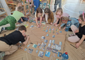 dzieci tworzą plakat