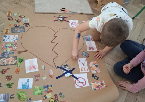 chłopiec przekreśla zdjęcie papierosów