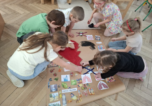 dzieci tworzą plakat