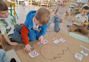 dzieci tworzą plakat