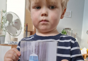 chłopiec trzyma zdjęcie z nawilżaczem powietrza