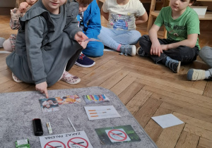 dziewczynka wskazuje zdjęcie