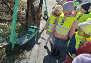 dzieci patrzą na hulanogi