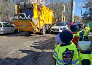 dzieci obserują dym ze śmieciarki