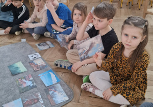 dzieci siedzą przy fotografiach z rodzajami dymów