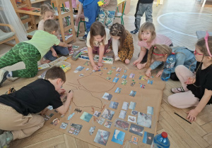 Dzieci tworzą plakat co wpływa na zatruwanie płuc