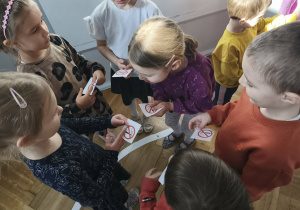 Zabawa ze znakiem Stop nie pal