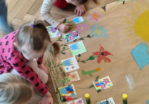 Dzieci tworzące plakat czysty świat