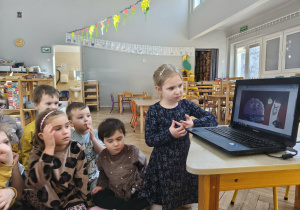 Dzieci oglądają film edukacyjny