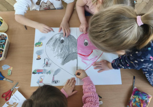 Dzieci tworzą plakat co wpływa na zatruwanie świata
