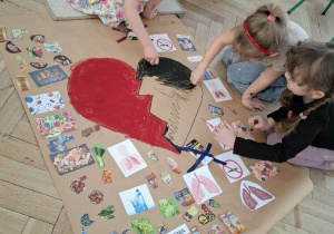 Dzieci tworzą plakat co wpływa na zatruwanie świata