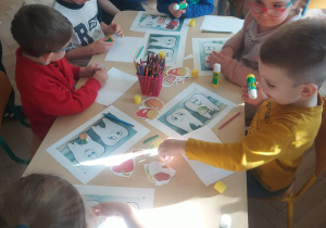 dzieci wykonują zadanie