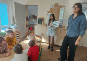 Pani Ola tłumaczy nam zadanie, które przygotowała Shahed