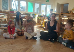 Poznajemy swoje imiona, śpiewając piosenkę w j. angielskim