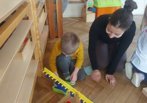 Zabawa chłopca z wolontariuszką