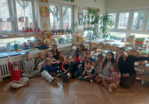 Zdjęcie grupowe z wolontariuszkami