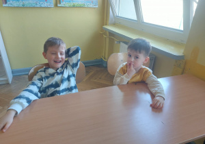 Przyszli uczniowie. Dzieci siedzące w ławkach