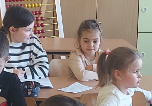 Dziewczynki siedzące w ławce