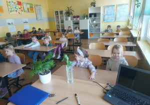 Przyszli uczniowie. Dzieci siedzące w ławkach