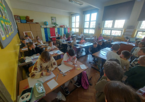 Nasze przedszkolaki razem w ławce z młodzieżą z klasy 6