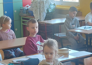 Przyszli uczniowie. Dzieci siedzące w ławkach