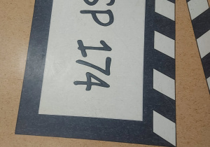 przedstawienie dzieciom numeru szkoły, którą będą zwiedzać