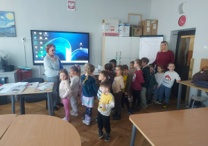 sala w której dzieci gotują, pieką, kroją , czyli zabawy w kuchni