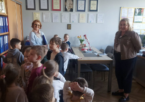 Dzieci w gabinecie Pani Dyrektor