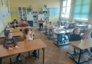 Przyszli uczniowie. Dzieci siedzące w ławkach